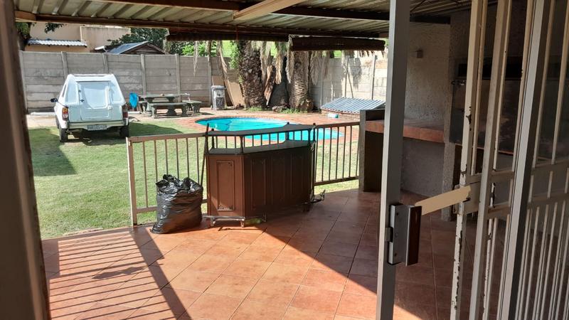 To Let 7 Bedroom Property for Rent in Discovery Gauteng