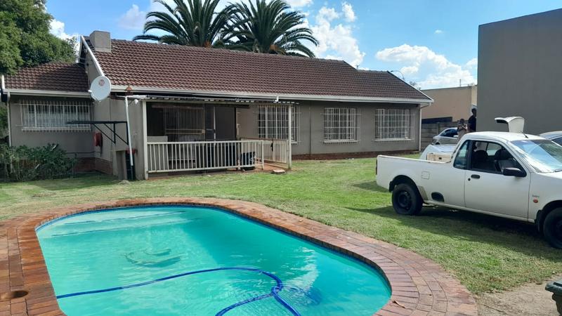 To Let 7 Bedroom Property for Rent in Discovery Gauteng