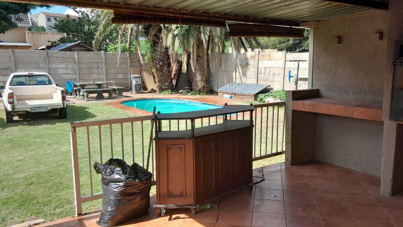 To Let 7 Bedroom Property for Rent in Discovery Gauteng
