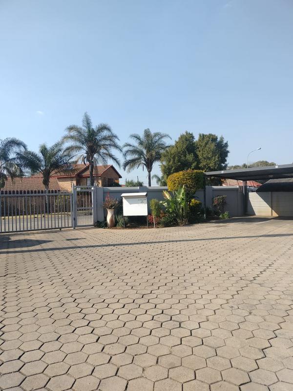 2 Bedroom Property for Sale in Rooihuiskraal North Gauteng