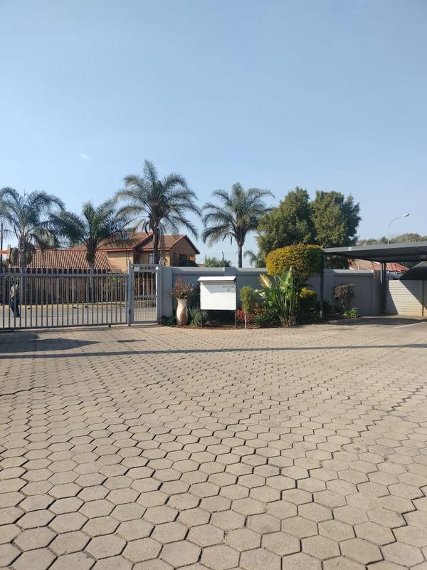 2 Bedroom Property for Sale in Rooihuiskraal North Gauteng