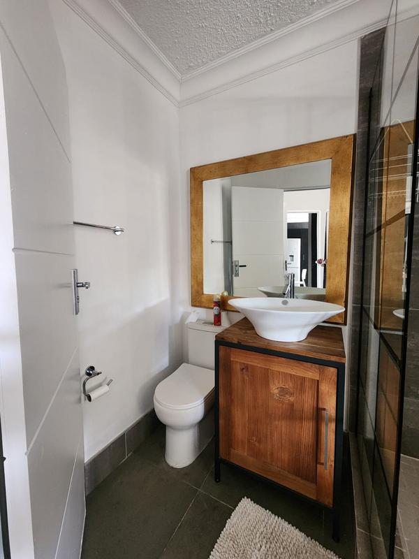 To Let 2 Bedroom Property for Rent in Sandhurst Gauteng