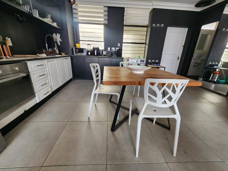 To Let 2 Bedroom Property for Rent in Sandhurst Gauteng