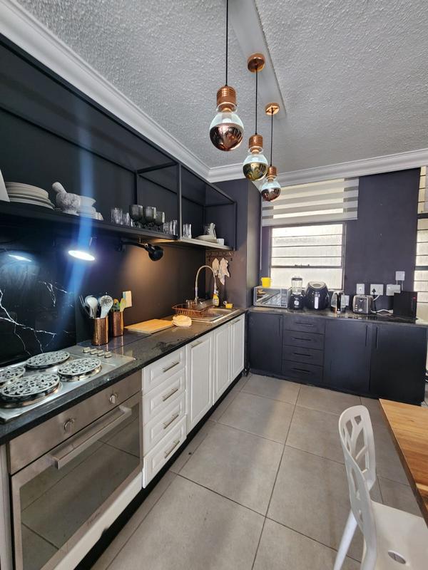 To Let 2 Bedroom Property for Rent in Sandhurst Gauteng