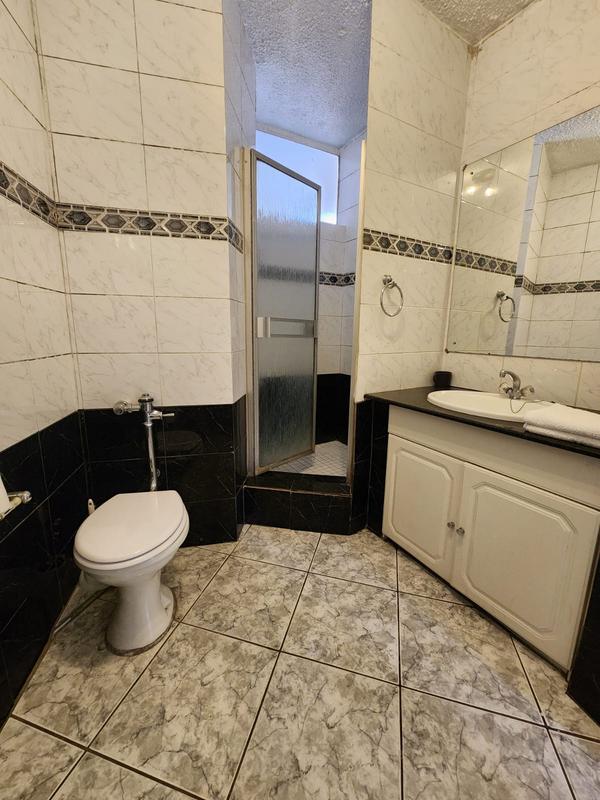 To Let 1 Bedroom Property for Rent in Sandhurst Gauteng