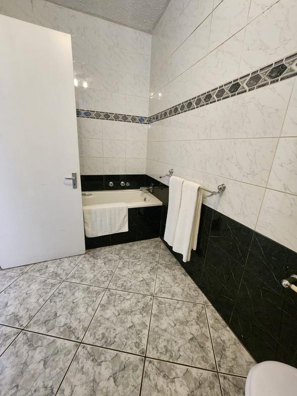 To Let 1 Bedroom Property for Rent in Sandhurst Gauteng