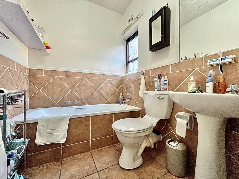 1 Bedroom Property for Sale in Pineslopes Gauteng