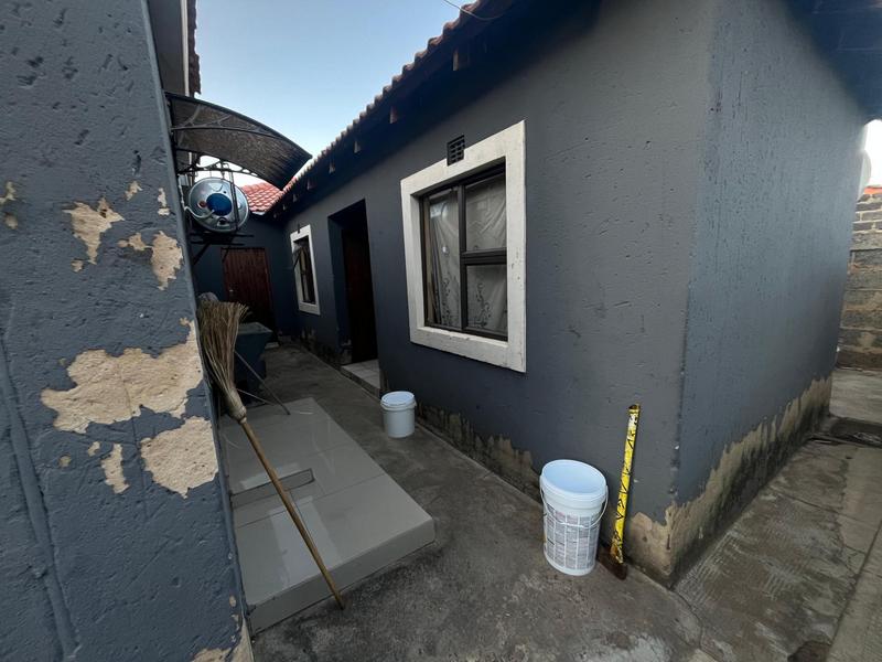 2 Bedroom Property for Sale in Molapo Gauteng