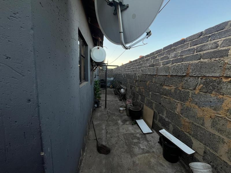2 Bedroom Property for Sale in Molapo Gauteng