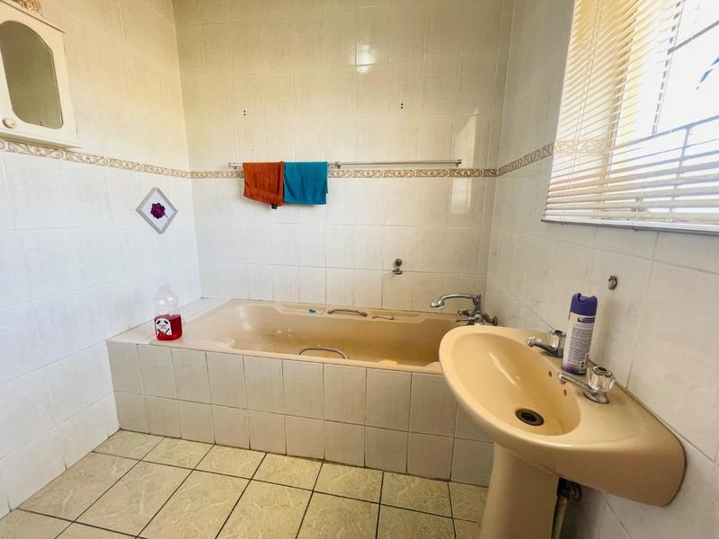 To Let 4 Bedroom Property for Rent in Lambton Gauteng