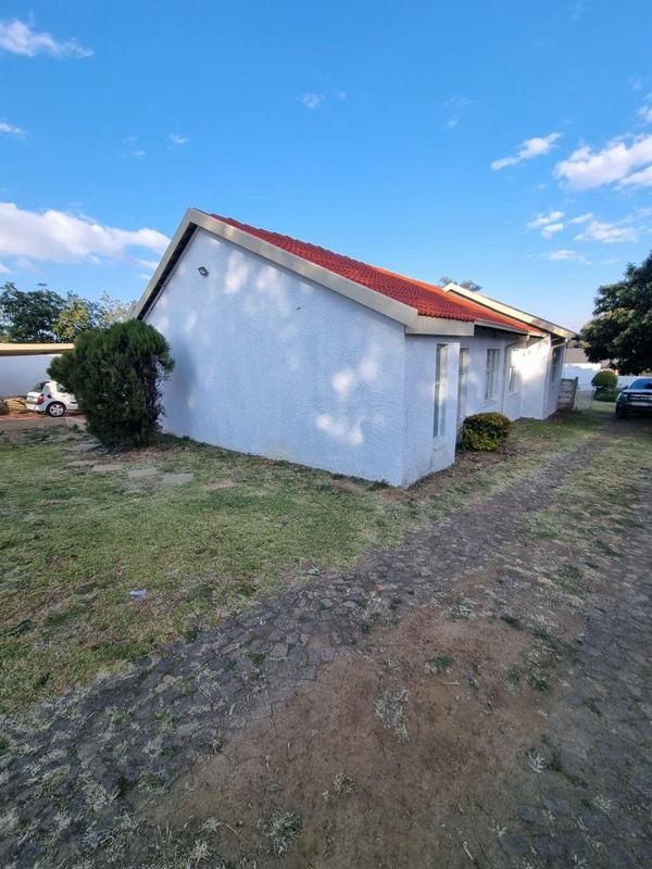 To Let 3 Bedroom Property for Rent in Esther Park Gauteng