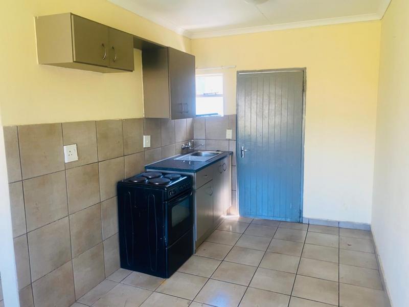 To Let 2 Bedroom Property for Rent in Fleurhof Gauteng