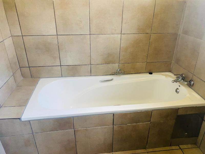 To Let 2 Bedroom Property for Rent in Fleurhof Gauteng