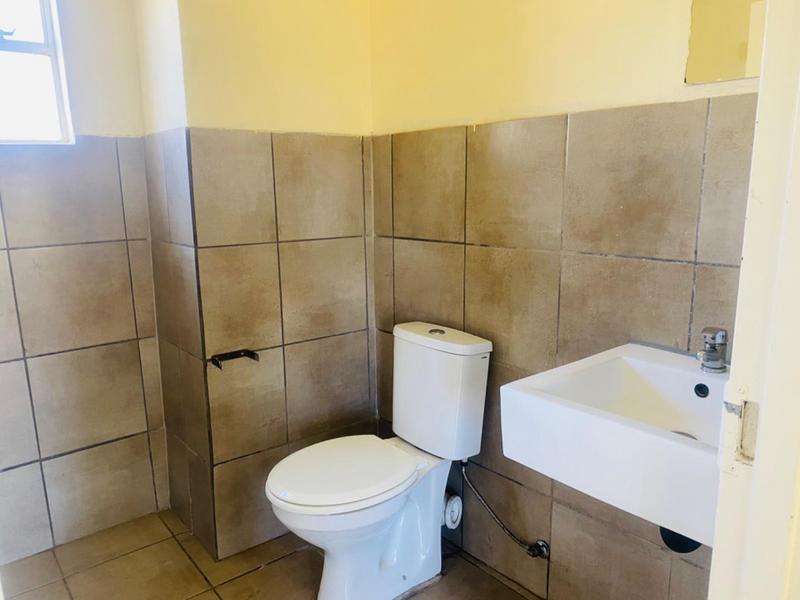 To Let 2 Bedroom Property for Rent in Fleurhof Gauteng