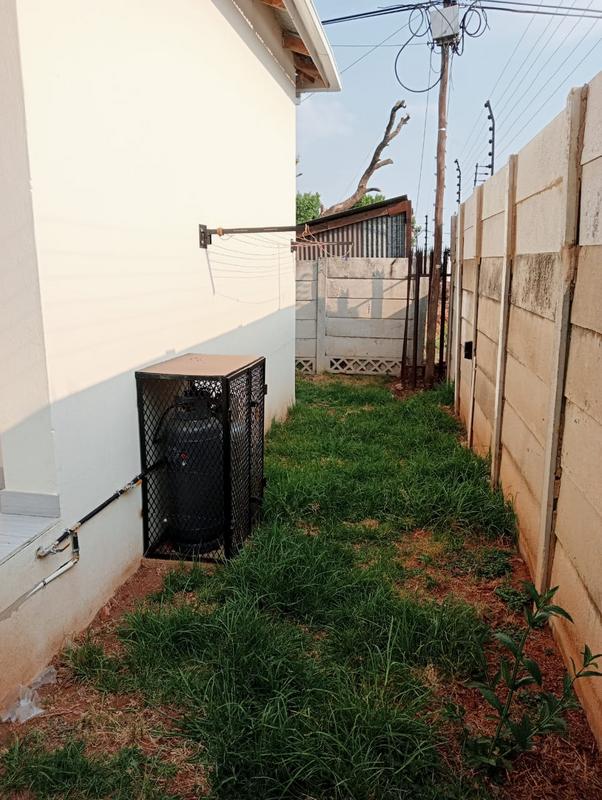 To Let 1 Bedroom Property for Rent in Florida Gauteng