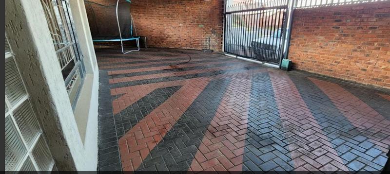 5 Bedroom Property for Sale in Laudium Gauteng
