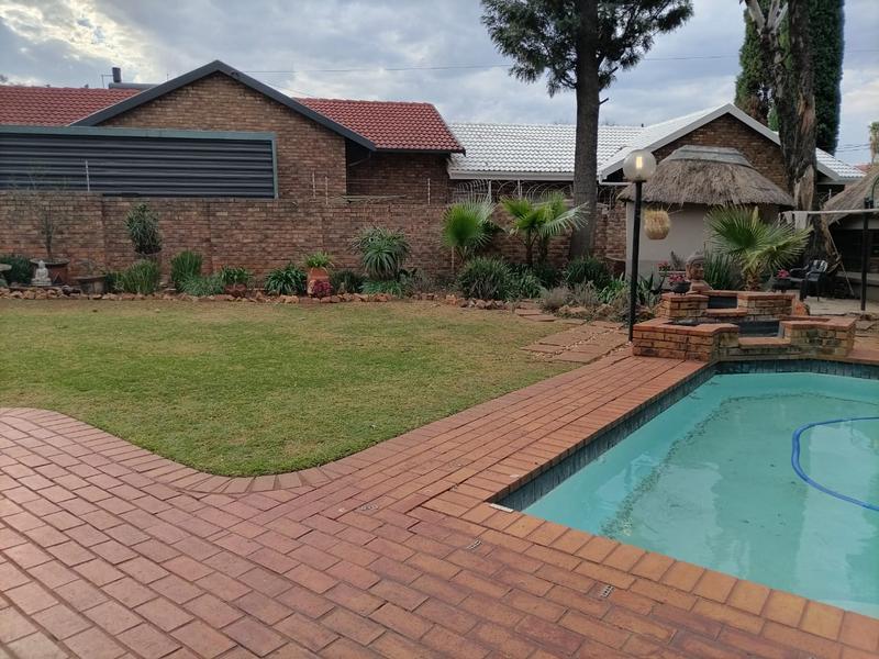 5 Bedroom Property for Sale in Zwartkop Gauteng