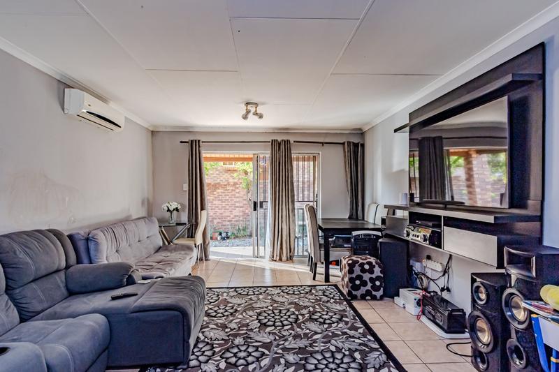 2 Bedroom Property for Sale in Rooihuiskraal North Gauteng