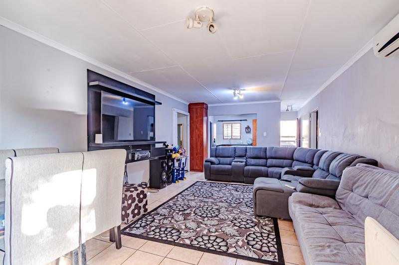 2 Bedroom Property for Sale in Rooihuiskraal North Gauteng