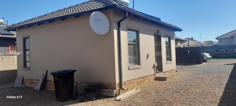 To Let 2 Bedroom Property for Rent in Crystal Park Gauteng