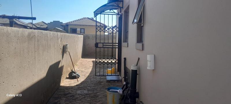 To Let 2 Bedroom Property for Rent in Crystal Park Gauteng