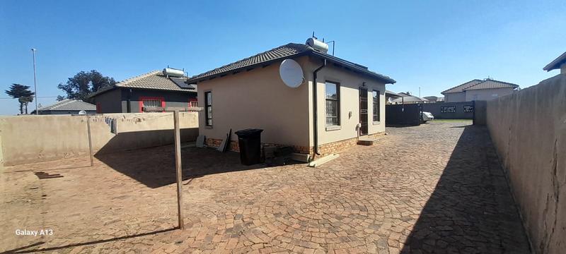To Let 2 Bedroom Property for Rent in Crystal Park Gauteng