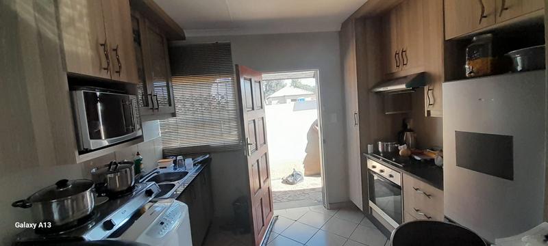 To Let 2 Bedroom Property for Rent in Crystal Park Gauteng