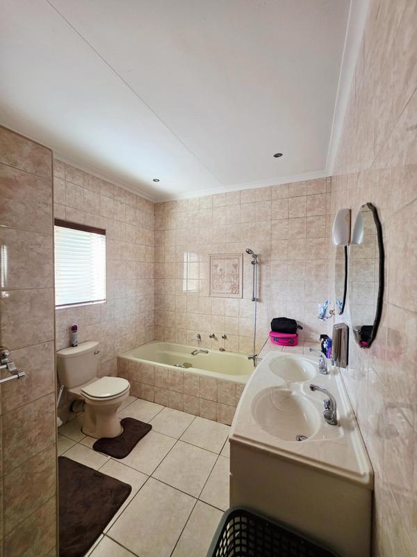4 Bedroom Property for Sale in Glen Marais Gauteng