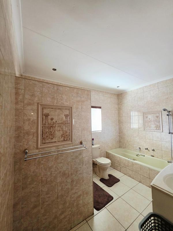 4 Bedroom Property for Sale in Glen Marais Gauteng