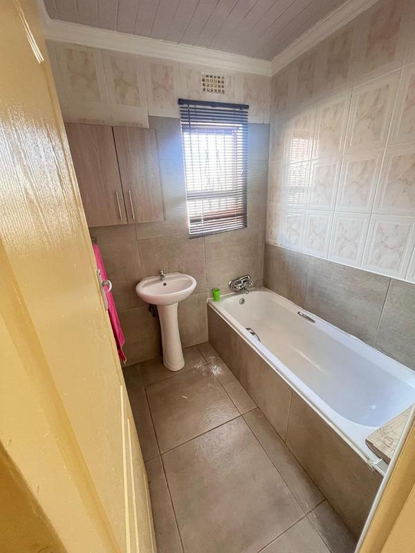 5 Bedroom Property for Sale in Eikenhof Gauteng