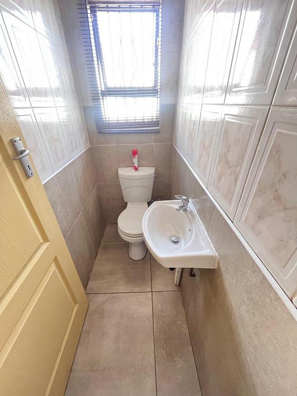 5 Bedroom Property for Sale in Eikenhof Gauteng
