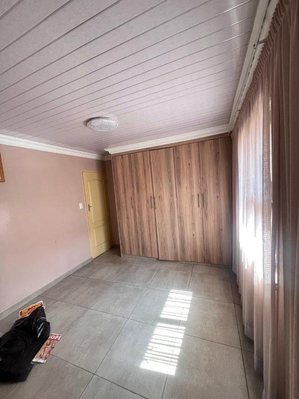 5 Bedroom Property for Sale in Eikenhof Gauteng