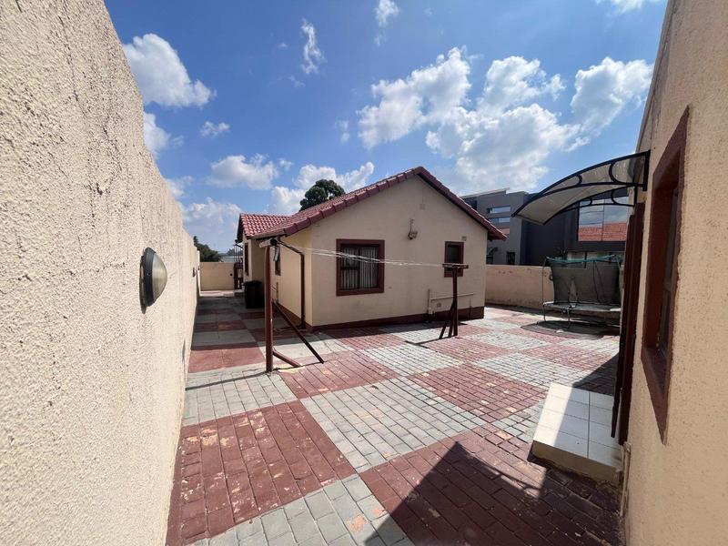 5 Bedroom Property for Sale in Eikenhof Gauteng