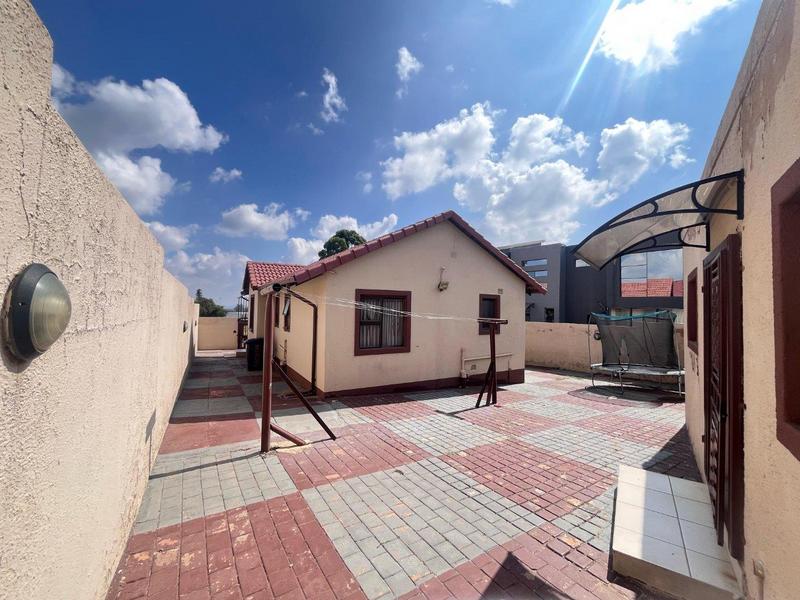 5 Bedroom Property for Sale in Eikenhof Gauteng