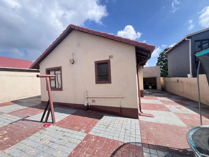 5 Bedroom Property for Sale in Eikenhof Gauteng
