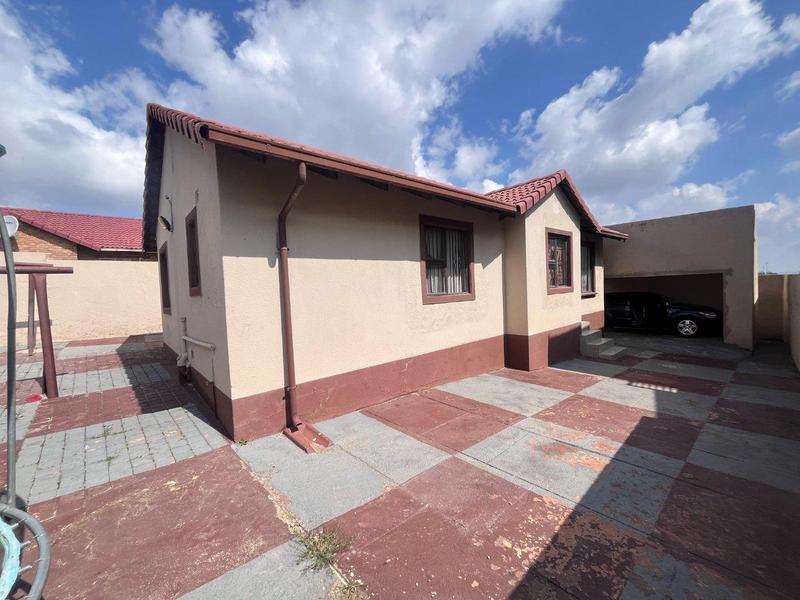 5 Bedroom Property for Sale in Eikenhof Gauteng