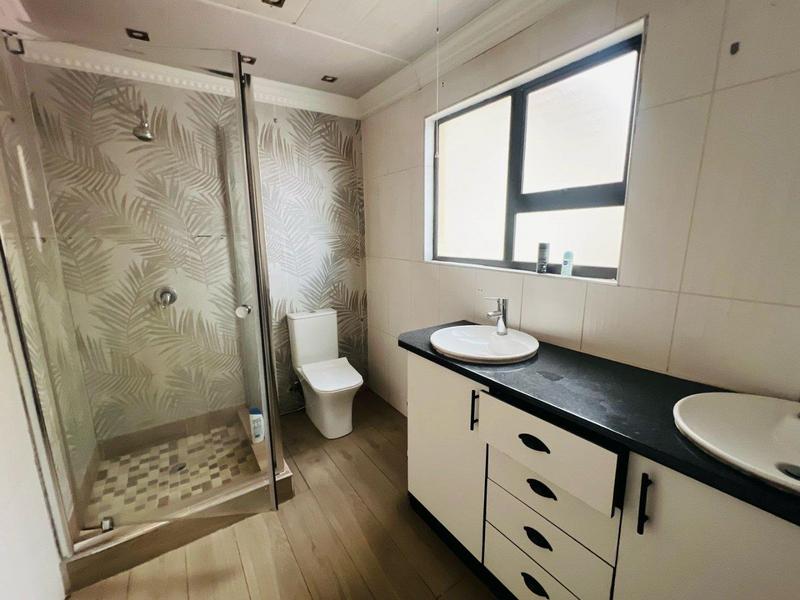 5 Bedroom Property for Sale in Lenasia Gauteng