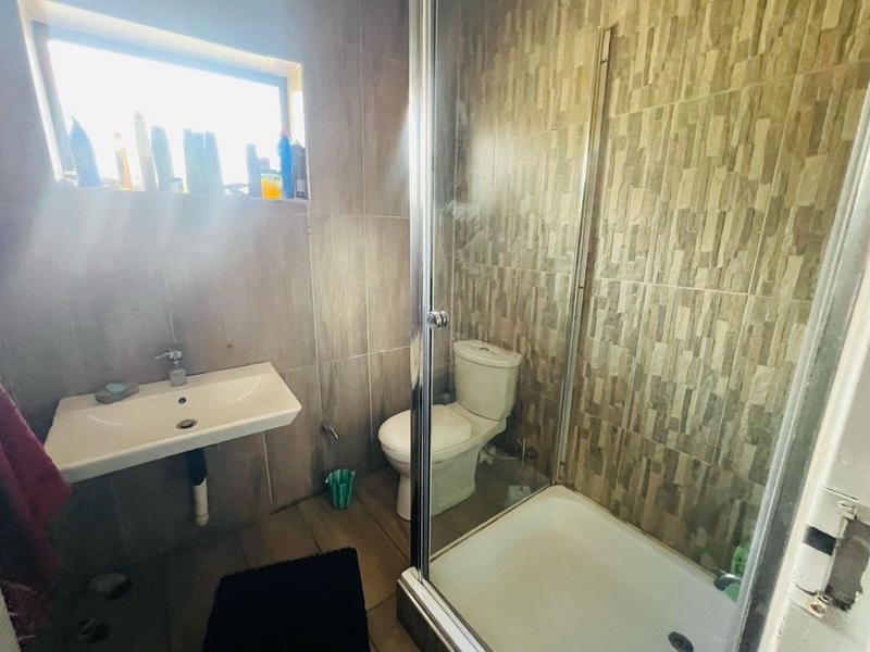 5 Bedroom Property for Sale in Lenasia Gauteng