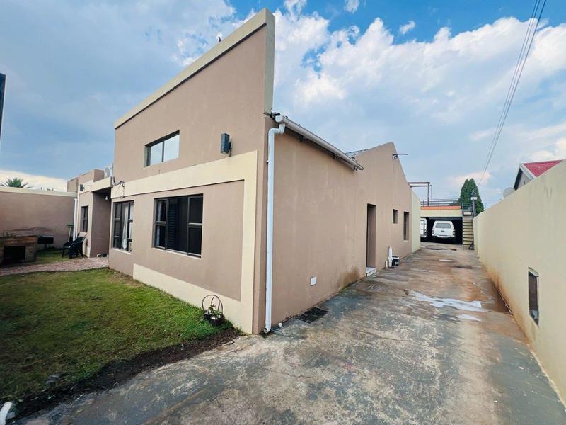 5 Bedroom Property for Sale in Lenasia Gauteng