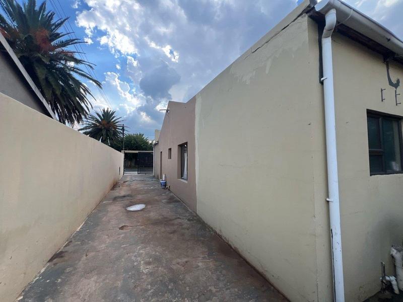 5 Bedroom Property for Sale in Lenasia Gauteng