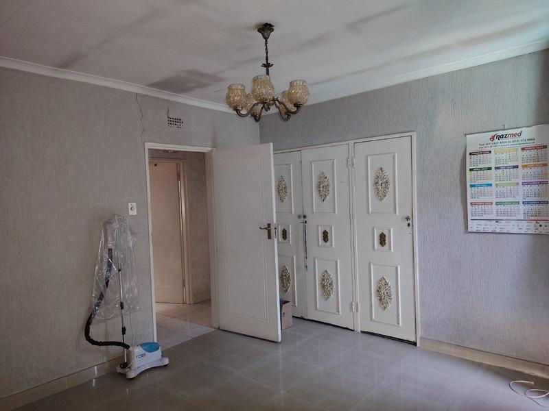 8 Bedroom Property for Sale in Lenasia Ext 9 Gauteng