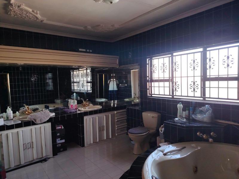8 Bedroom Property for Sale in Lenasia Ext 9 Gauteng