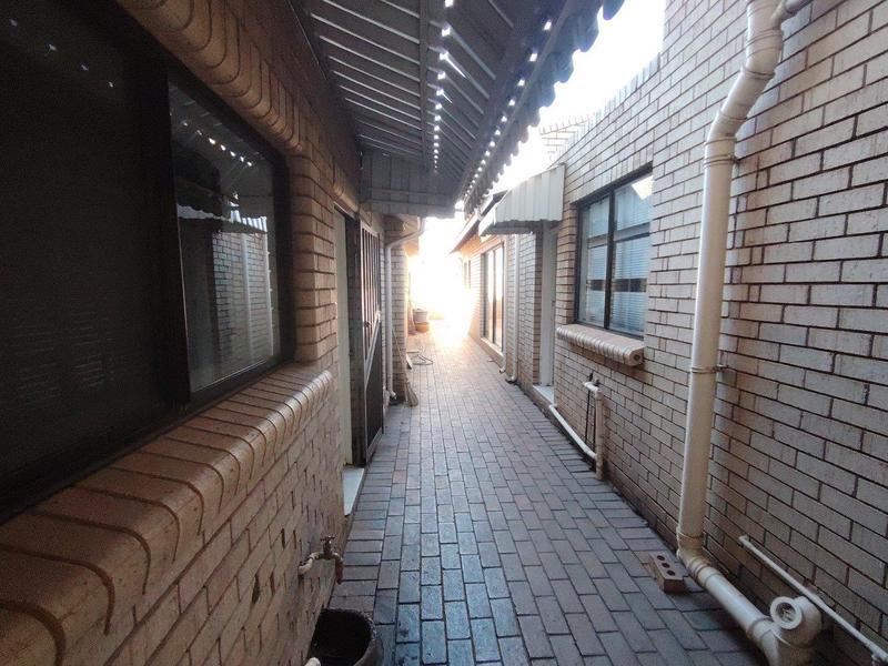 8 Bedroom Property for Sale in Lenasia Ext 9 Gauteng