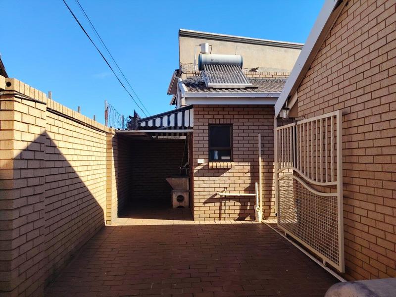 8 Bedroom Property for Sale in Lenasia Ext 9 Gauteng