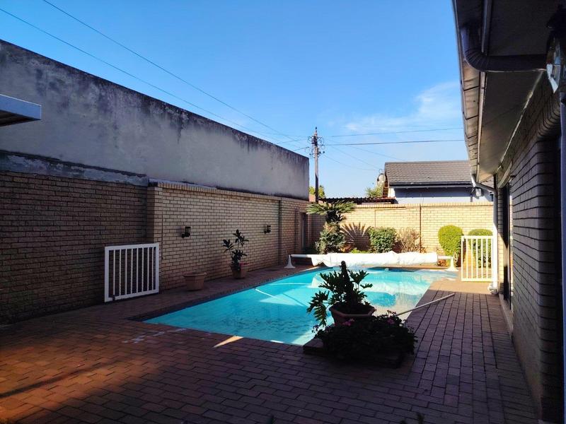 8 Bedroom Property for Sale in Lenasia Ext 9 Gauteng