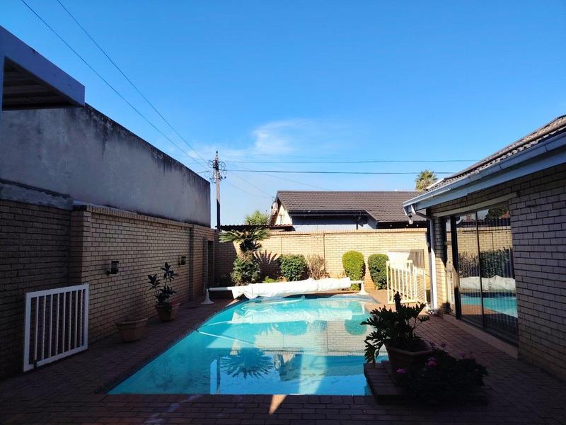 8 Bedroom Property for Sale in Lenasia Ext 9 Gauteng