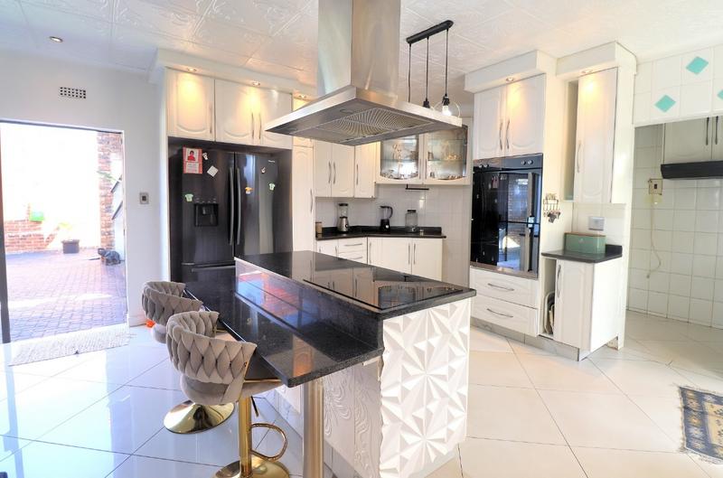 4 Bedroom Property for Sale in Lenasia Ext 8 Gauteng