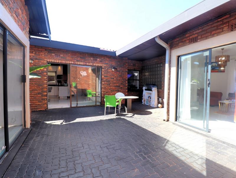 4 Bedroom Property for Sale in Lenasia Ext 8 Gauteng