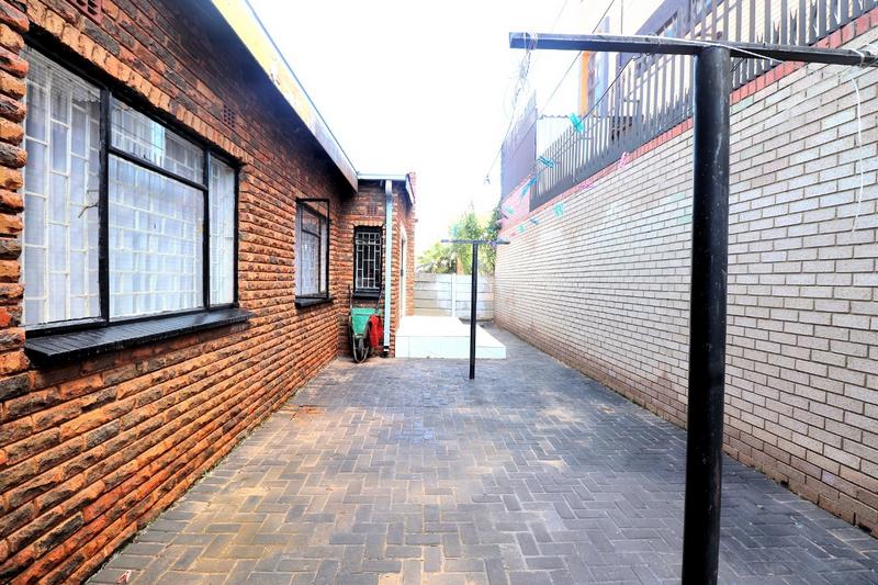 4 Bedroom Property for Sale in Lenasia Ext 8 Gauteng