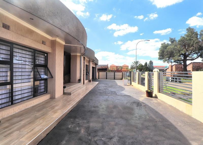 4 Bedroom Property for Sale in Lenasia Ext 8 Gauteng